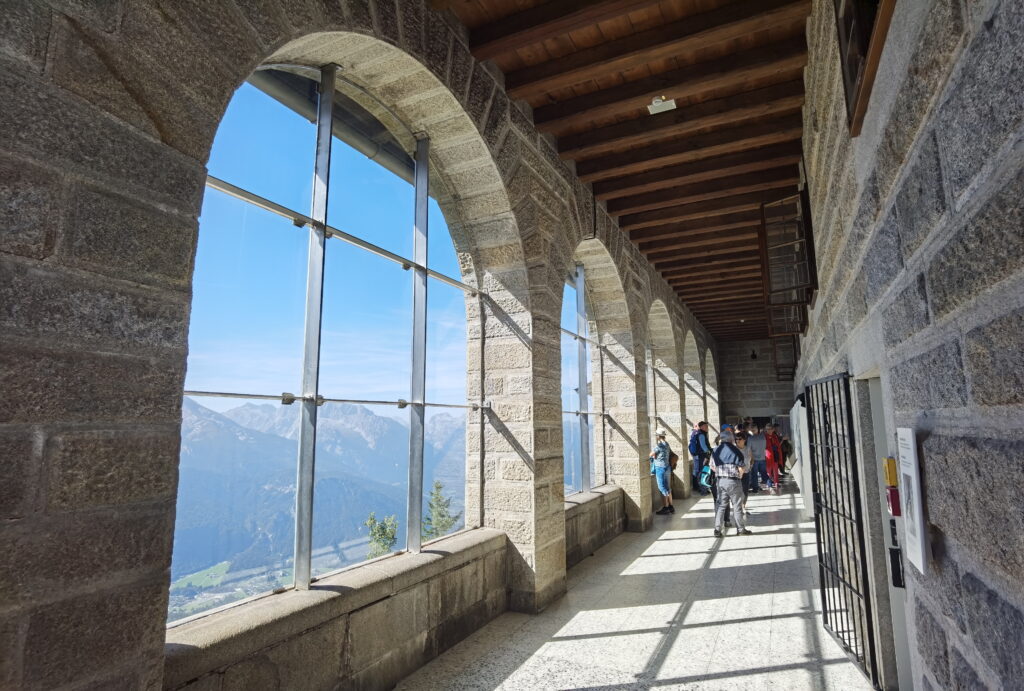 Die ehemalige Sonnenterrrasse im Kehlsteinhaus beherbergt heute eine kleine Ausstellung über die Geschichte des Hauses