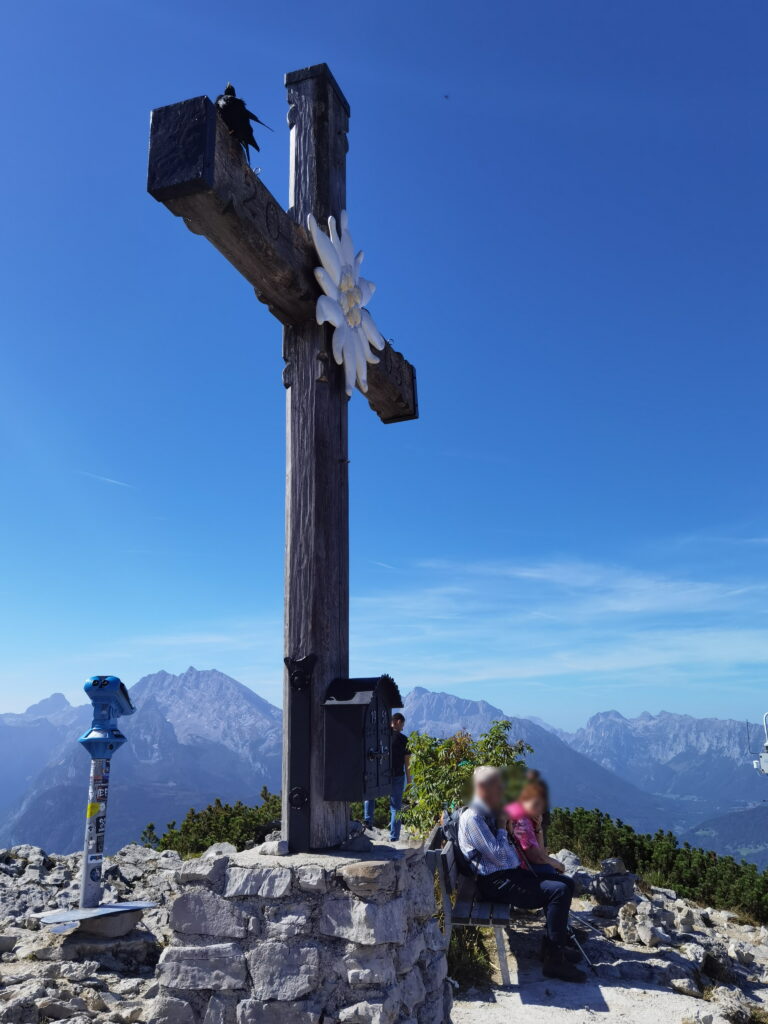 Zum Kehlsteinhaus wandern und dieses Gipfelkreuz besuchen