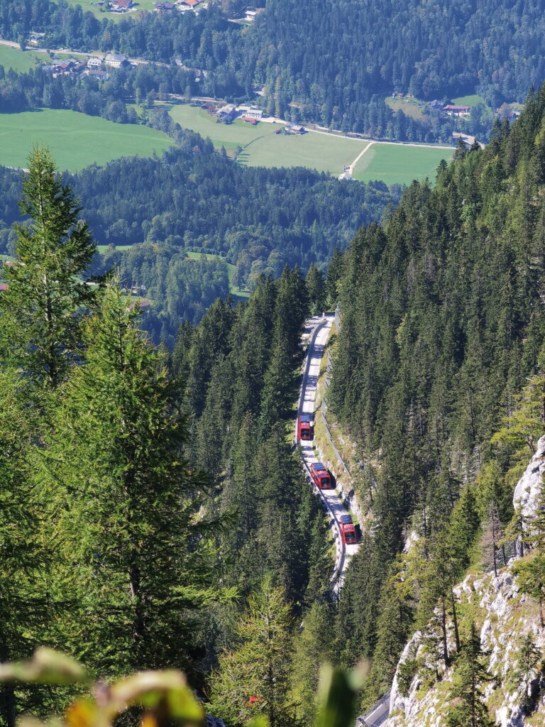 Die Busse bringen Besucher auf der Kehlsteinstrasse nach oben