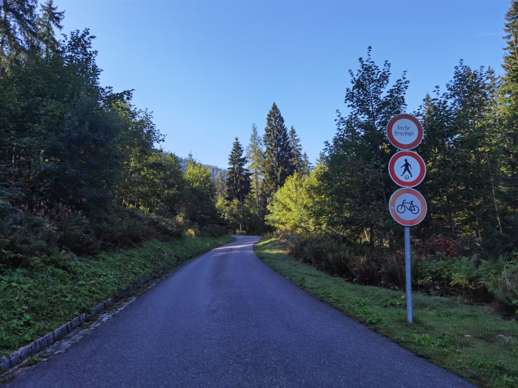 Die Kehlsteinstrasse ist für den öffentlichen Verkehr, für Radfahrer und auch Fußgänger gesperrt